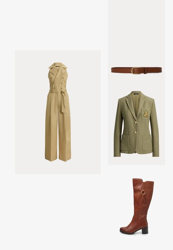 Olivengrøn skræddersyet blazer med hakkede revers, to forlommer, to guldknapper og et guldbroderet logo på brystlommen.; Beige buksedragt med vide ben, dobbeltspændt design, store revers og bælte i taljen. Fremstillet af et glat, struktureret stof.; Brun læder knæhøj støvle med rundet tå, chunky hæl, sides lynlås og dekorativ ringdetalje nær toppen. Glat tekstur.; Brunt læderbælte med en guldfarvet rektangulær spændelås og flere justeringshuller på hvid baggrund.