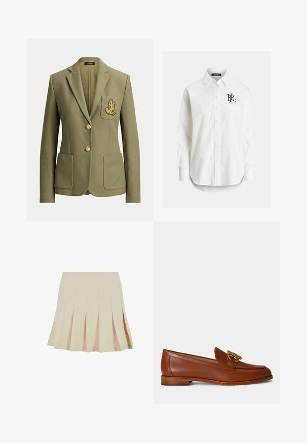 Olijfgroene, op maat gemaakte blazer met ingesneden revers, twee voorzakken, twee gouden knopen en een goud geborduurd logo op de borstzak.; Wit overhemd met lange mouwen, knopen, een puntige kraag en een zwart geborduurd logo op de linkerborst.; Beige geplisseerde rok met een aangesloten tailleband, gemaakt van een gladde stof. Kenmerkt zich door meerdere verticale plooien en een rechte zoom.; Bruine leren loafer met lage gestapelde hak en gouden metalen gespdetail bovenop, getoond in zijaanzicht op een effen achtergrond.