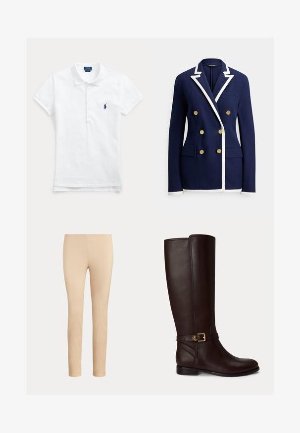 Marineblauwe dubbelgeknoopte blazer met witte biezen op revers, manchetten en zoom, voorzien van zes gouden knopen en voorflapzakken.; Wit polo shirt met korte mouwen, kraag, knoopsluiting en blauw geborduurd logo op de linkerborst.; Beige slim-fit enkellange broek met een gladde afwerking en zonder zichtbare zakken of versieringen op een effen achtergrond.; Donkerbruine leren kokerlaars met een kleine gouden gesp en het "RL"-logo op de band om de enkel.