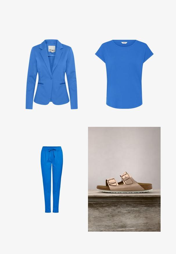Blauwe damesblazer op maat met kentkraag, enkele knoopsluiting en twee voorste paspelzakken, afgebeeld op een witte achtergrond.; Blauw dames T-shirt met korte mouwen, een ronde hals en licht opgerolde mouwzomen, geschikt voor casual gebruik.; Blauwe joggers gemaakt van een zachte stof, met een elastische tailleband met een trekkoord, twee voorzakken en een taps toelopend ontwerp.; Roze-gouden slidersandalen met twee verstelbare metalen gespen, kurken voetbed en witte rubberen zool. Gladde metalen afwerking, open teen ontwerp.
