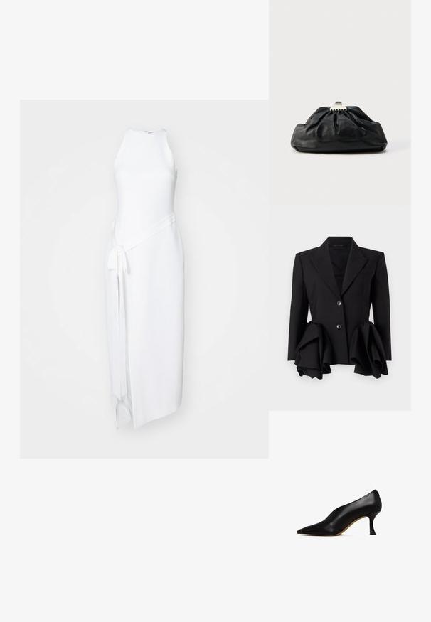 Sort blazer med en struktureret silhuet, fremtrædende rynkede detaljer ved taljen, to knapper og design med slag.; Hvid ærmeløs kjole med høj halsudskæring, der har en asymmetrisk kant, sidelivrem og glat tekstur.; Sorte læder højhælede sko med spids tå og en slank, buet hæl. Har en glat tekstur og et minimalistisk design.; Sort læderclutch med en samlet tekstur, metal lukning og diskret præget logo på forsiden. Rundet form.