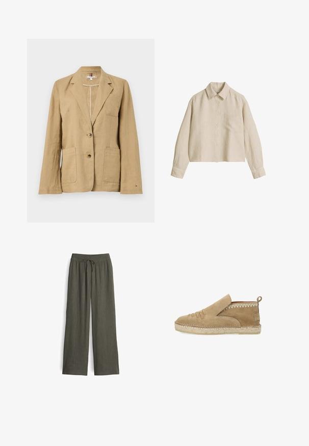 Beige linnen blazer met notch lapel, twee voorzakken en twee knoopsluitingen. Bevat een enkele borstzak en zichtbare stikseldetails.; Beige linnen overhemd met lange mouwen, knopen aan de voorkant, borstzak aan de linkerzijde, klassieke kraag en geribde manchetten met knopen.; Lange, olijfgroene broeken van lichtgewicht stof, met een trekkoord in de taille, geplooide textuur en wijde pijpen.; Lichtbruine suède instap-espadrille met gestikte jutezool, decoratieve voorbandjes en zigzagstiksel bij de enkel.
