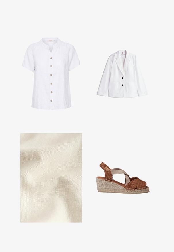 Witte linnen blazer met geknipte revers, twee zwarte knopen en twee voorzakken met klep. Afgewerkt met een subtiele logo op de mouw.; Witte linnen shirt met een korte, ronde kraag, voorzien van een knoopsluiting met houten knopen en verticale stikdetails.; Glad, licht gekreukt crèmekleurig stof met diagonale fijne ribbelstructuur, close-up weergegeven.; Bruine gevlochten lederen sandaal met sleehak, voorzien van een natuurlijke jute tussenzool en een beige stoffen kruisband. Open teen ontwerp met gestructureerde accenten.