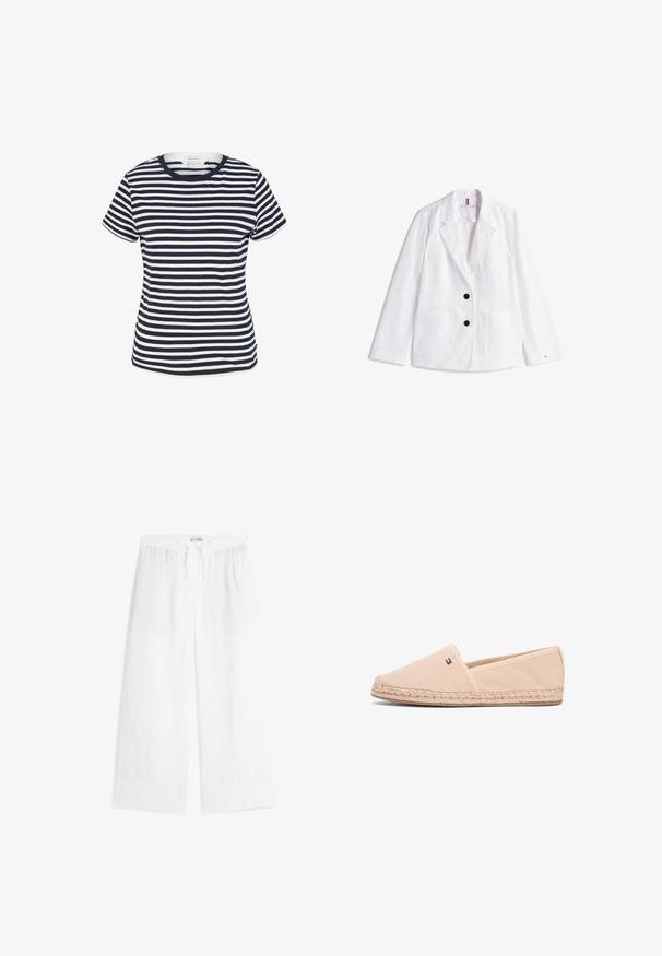 Weißer Leinenblazer mit Reverskragen, zwei schwarzen Knöpfen und zwei aufgesetzten Taschen auf der Vorderseite. Abgerundet mit einem dezenten Logo am Ärmel.; Navy- und weiß gestreiftes T-Shirt aus Bio-Baumwolle, mit Rundhalsausschnitt und kurzen Ärmeln, mit geradem Saum am unteren Ende.; Weiße weite Hosen mit elastischem Bund und gebundenem Kordelzug, gefertigt aus leichtem Stoff.; Beiger Leinenschuh zum Hineinschlüpfen mit einer Sohle aus geflochtenem Jute und kleinem Logodetail. Rundspitze, minimalistisches Design und elastische Seitenpaneele für bessere Passform.