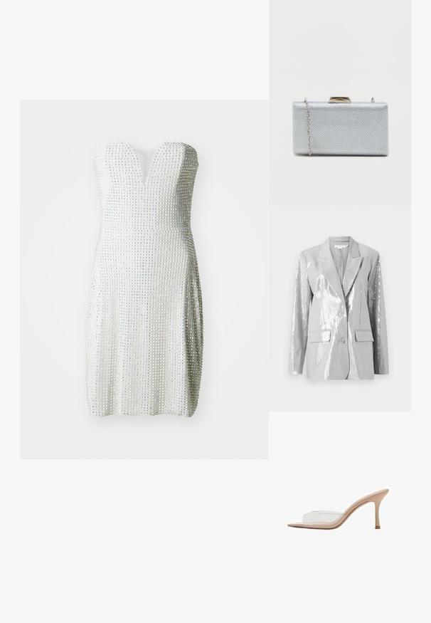 Good American Blazer - grey; Robe blanche sans bretelles ornée de petits strass irisés, avec un décolleté en V profond et une silhouette ajustée légèrement drapée.; Mule nude à talon haut avec une large bride transparente sur les orteils et un talon aiguille sur fond blanc.; Clutch rectangulaire en argent fabriqué en tissu métallique texturé, avec une fermeture à fermoir et une chaîne amovible pour le transport.