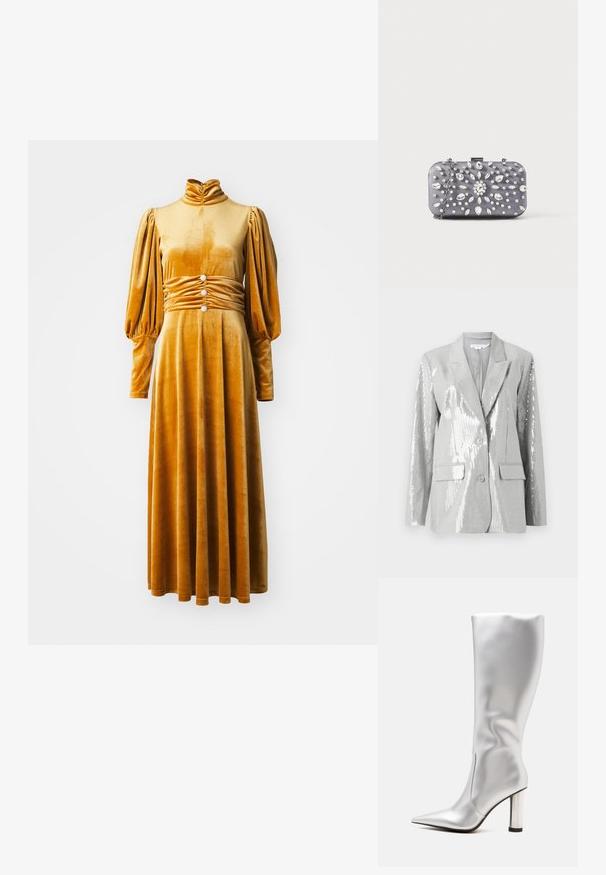 Good American Blazer - grey; Mosterdgele fluwelen jurk met een hoge hals, opgezette lange mouwen en een verzamelde taille met drie decoratieve knopen. Vloerlange ontwerp.; Hoge zilveren laars met hoge hak, puntige neus en cilindrische glanzende hak, afgebeeld op een effen lichte achtergrond.; Kleine rechthoekige donkergrijze clutch versierd met heldere strass-steentjes in een uitstralend patroon en een zilveren kettingband.
