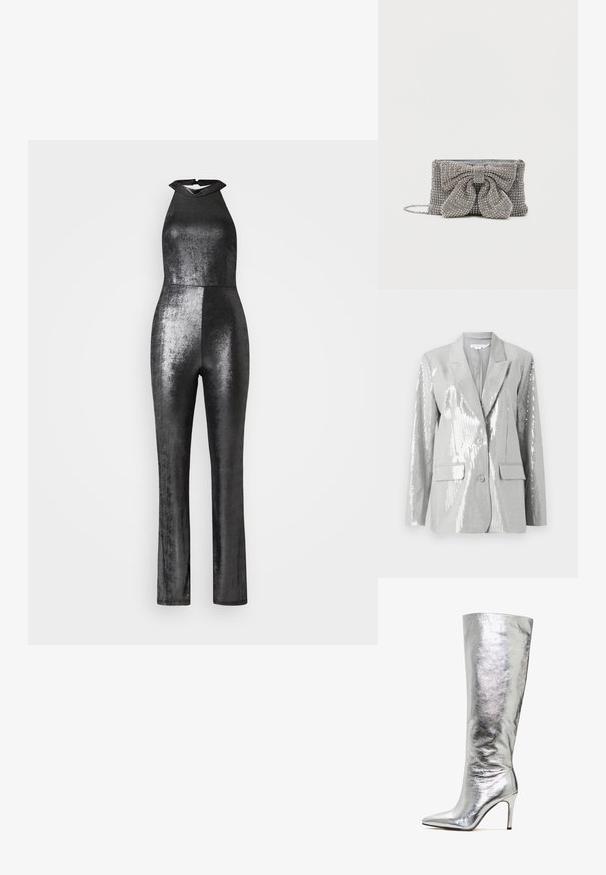 Good American Blazer - grey; WAL G. PARTY ROZA HALTER NECK METALLIC - Buksedragter - silver; Sølvfarvede støvler i metallisk materiale, der går op til knæet, med spids snude og stiletthæl, kendetegnet ved en glat, blank overflade og et slankt, tætsiddende design.; Glitrende grå håndtaske med en tekstureret overflade, der har en stor sløjfe-accent på forsiden og en kædrem. Kompakt rektangulær form.