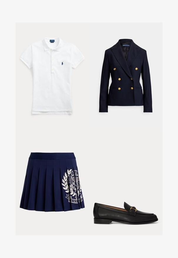 Marineblauwe dubbelgeknoopte blazer met zes gouden knopen en verzonken revers, met een getailleerde pasvorm en twee voorzakken.; Wit polo shirt met korte mouwen, kraag, knoopsluiting en blauw geborduurd logo op de linkerborst.; Marineblauwe geplooide rok met brede tailleband en wit tennis-thema wapenlogo aan de rechteronderkant.; Zwarte leren loafer met een kleine hak en decoratieve gouden gesp aan de voorkant, zijaanzicht op een witte achtergrond.