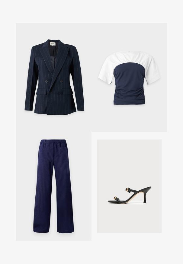 Námornícka modrá dvojradová blejzer s tenkými prúžkami, výrezom na klopách, klopovými vreckami a štyrmi čiernymi gombíkmi vpredu.; Košeľa s krátkym rukávom s bielymi rukávmi a tmavomodrým priliehavým telom, zobrazená zozadu na jednofarebnom svetlom pozadí.; Námornícke nohavice so širokými nohavicami s textúrovaným povrchom, elastickým pásom a dvoma zadnými vreckami. Vyrobené z ľahkej, priedušnej tkaniny.; Čierna sandála na podpätku s dvoma tenkými remienkami so zlatými kruhovými prackami, špicatým vysokým podpätkom a béžovým okrajom podrážky.