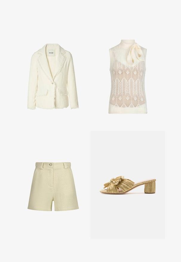 Weißer Blazer mit strukturierter Oberfläche und fransigen Kanten, Ein-Knopf-Verschluss und zwei Vorderustaschen. Hergestellt aus einem weichen, gewebten Stoff.; Ärmelloses kremfarbenes Strickoberteil mit Rautenmuster, hohem Kragen und großer, auf der linken Schulter gebundener Schleife.; Cremefarbene Shorts aus strukturiertem Stoff mit einem dezenten Muster, versehen mit einem Vorderknopfverschluss und Seitentaschen.; Goldfarbenes, plissiertes Slide-Sandale mit einer Schleifen-Detail, offenem Zeh und einem strukturierten Blockabsatz. Verfügt über eine flache Sohle und ein glattes Innenfutter.