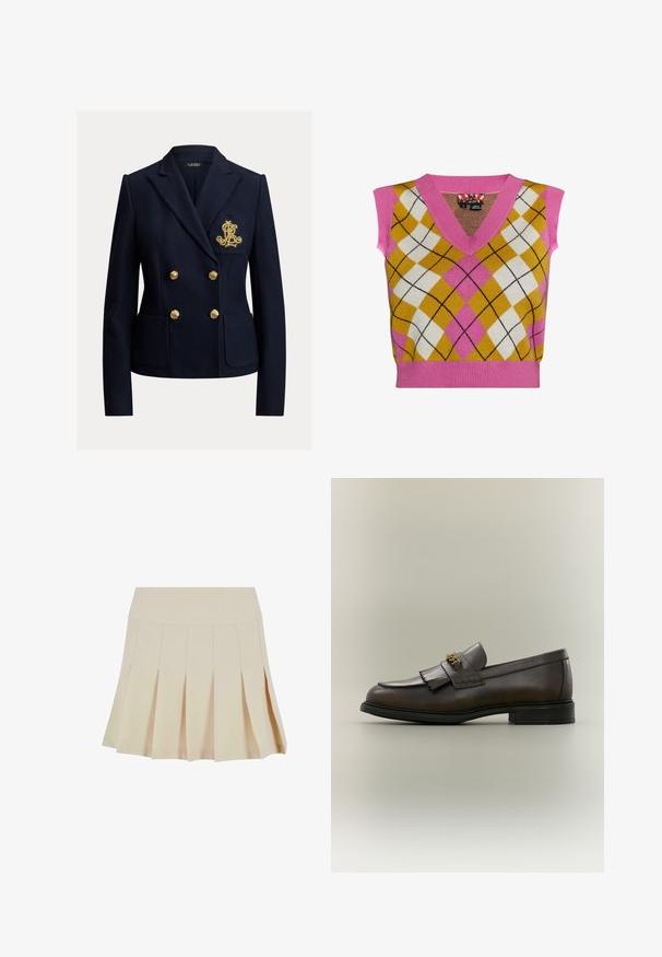Marineblauwe dubbelgeknoopte blazer met gouden knopen, twee voorzakken en een goud geborduurd monogram op het borstzakje.; Gebreid mouwloos vest met een roze V-hals, ruitpatroon in geel, wit en roze, met contrasterende zwarte lijnen en een geribbelde zoom.; Beige geplisseerde rok met een aangesloten tailleband, gemaakt van een gladde stof. Kenmerkt zich door meerdere verticale plooien en een rechte zoom.; Donkerbruine leren loafer met franjes en gouden gesp op zwarte zool, gezien van opzij tegen een neutrale achtergrond.