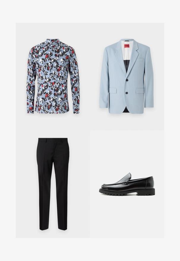 Lys blå blazer, enkeltrækket, to knapper, klippede kraver, forlommer, indvendig med sort foring, glat stofstruktur.; Lynlange skjorte med knapper i lyseblå med et blomstermønster i rød, sort og hvid. Har en krave og frontknaplukning.; Sorte skræddersyede bukser lavet af glat stof, med lige ben, raffinerede folder og en klassisk talje med bæltestropper.; Sort læderloafer med chunky gummisål, syet overdel og præget mærkenavn på hælen, vist i sideprofil på hvid baggrund.