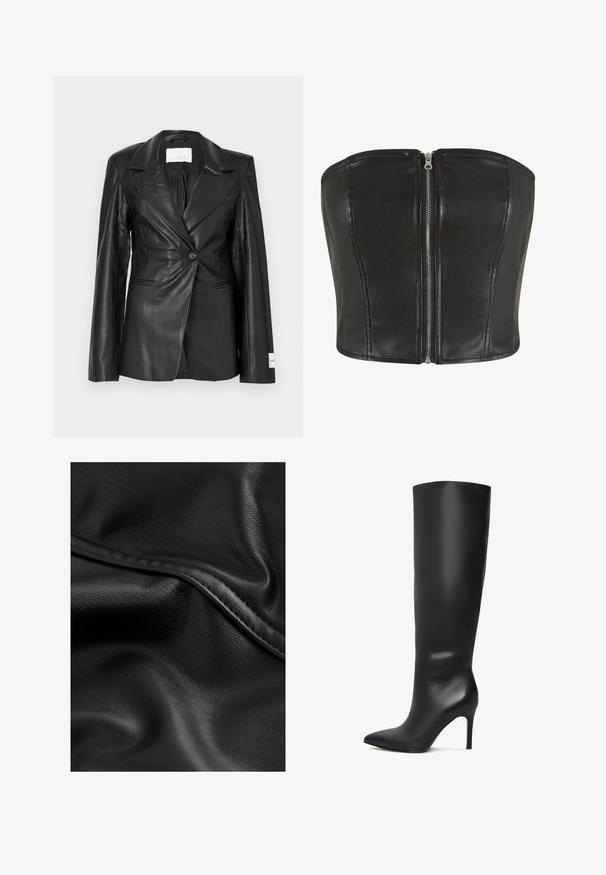 Zwarte leren blazer met een getailleerd ontwerp, enkele knoopsluiting, gespleten revers en labeldetails op de linker manchet.; Zwarte leren korsettop met een gestructureerde pasvorm. Bevat een centrale zilveren rits en naaddetailing langs het lijfje. Glad materiaal.; Zwart, gestructureerd leer met plooien en een zichtbare naad, waardoor een zachte, licht glanzende oppervlakte zichtbaar is. Geen aanvullende patronen of versieringen.; Zwarte leren knie-hoge stiletto laars met een spitse neus en een slanke, gladde oppervlakte. Beschikt over een hoge, slanke hak voor een verlengde silhoeet.
