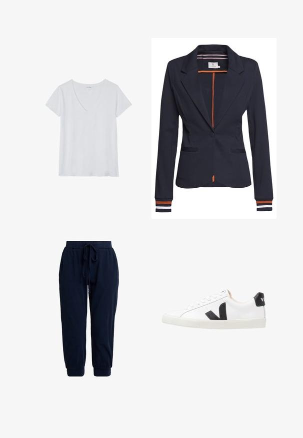 Marineblazer med skræddersyet pasform, der har en enkelt knap, to.forlommer og stribede detaljer på ærmerne og indersiden.; Hvid V-hals t-shirt med korte ærmer, lavet af letvægtigt stof, med en glat tekstur og en afslappet pasform. Ingen mønstre eller accenter.; Marineblå joggingbukser lavet af blødt stof. Har en elastisk talje med snøre og manchetter ved anklerne for en afslappet pasform.; Hvide sneakers med et sort V-logo, der har en glat læderoverdel, rund tå, snørrelukning og en kontrasterende sort hælflap.