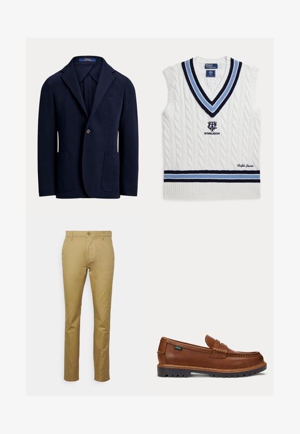 Marineblå enkeltknappet blazer med notch revers, to frontlaplommer, lukning med en knap og brystlomme.; Hvid kabelstrikket ærmeløs sweatervest med blå og sorte striber, Wimbledon-logo og Ralph Lauren-broderi.; Khaki chinos lavet af glat bomuld, med et klassisk lige ben-design, forlommer og en enkelt knaplukning i taljen.; Brun læderloafer med syninger, robust sort sål og lille "Polo" mærkat på siden.