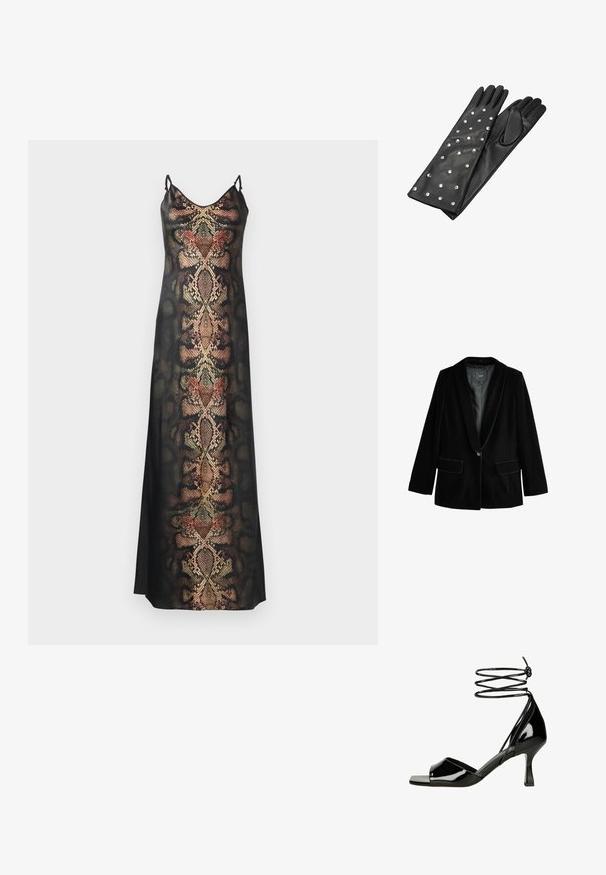 Zwarte fluwelen blazer met een sjalkraag, sluiting met één knoop en twee voorzakken. Heeft een gladde textuur en een getailleerde pasvorm.; Zwarte slipdress met een slangenhuidpatroon in aardetinten en metallic accenten, met dunne verstelbare bandjes en een gladde textuur.; Zwarte sandalen van lakleer met open tenen, lage omwikkelende bandjes rond de kuit en een slanke, middelhoog gebogen hak.; Zwarte leren handschoenen met lange vingers, voorzien van zilveren studs in een patroon. Gladde textuur met een strakke pasvorm bij de pols.