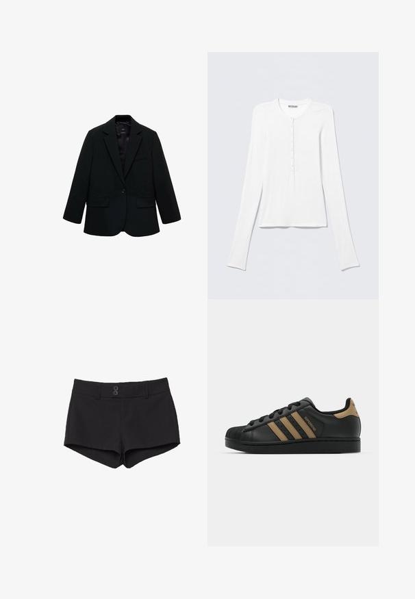 Sort blazer lavet af glat stof. Har en enkelt knaplukning, notchede klapkraver og to frontlommer. Enkel, skræddersyet design.; Hvid Henley trøje med lange ærmer, rund halsudskæring og en vertikal række små knapper ned foran i midten.; Sorte shorts lavet af stof med en glat tekstur. Har en talje, to frontlommer og to sorte knaplukninger foran.; Sorte lædersneakers med tre brune striber, struktureret gummikappe ved tåen, snørebånd fortil og flad sort sål. Har et diskret logo på hælen.