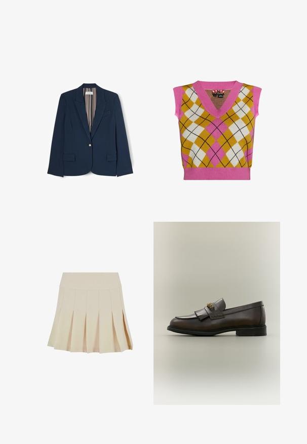 Blazer bleu marine avec un bouton doré unique, revers crantés, deux poches avant à rabat et doublure intérieure rayée.; Gilet sans manches en tricot avec un col en V rose, motif argyle jaune, blanc et rose, avec des lignes noires contrastantes et un ourlet côtelé.; Jupe plissée beige avec une taille cintrée, fabriquée dans un tissu lisse. Présente plusieurs plis verticaux et un ourlet droit.; Mocassin en cuir marron foncé avec détail à franges et boucle dorée sur semelle noire, vu de côté sur un fond neutre.