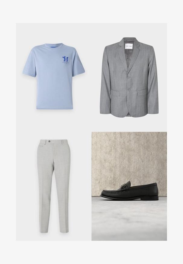 Blazer gris con rayas finas, diseño de un solo botón, dos bolsillos frontales y cuello con muesca. Forro interior suave, cierre de dos botones.; Camiseta de algodón de color azul claro con mangas cortas, escote redondo y gráfico impreso en azul en el pecho, que presenta texto y elementos de diseño.; Pantalones grises a medida con un sutil patrón de cuadros, fabricados en una tela ligera. Cuentan con un cierre de botón y bolsillos laterales. Silueta ajustada.; Mocasín de cuero negro con detalle metálico, exhibido sobre una alfombra beige, con una mesa redonda marrón en el fondo.