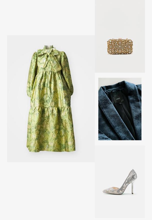 Dunkelblaue Samtrobe mit eingeprägtem Blumenmuster, satinierter Innenfutter und einem eingenähten Etikett mit der Aufschrift "NEXT." Weiche Textur und luxuriöses Design.; Grünes Kleid mit langen Ärmeln, hohem Kragen, gestuftem Design und strukturiertem Blumenmuster. Enthält eine große Schleife am Hals.; Silberner Pumps mit hohen Absätzen, verziert mit schnörkelartigen Ausschnitten und floralen Elementen, mit spitz zulaufender Schuhspitze und glänzendem metallicfarbenem Absatz.; Goldene Clutch mit aufwendigen Perlen- und Strassverzierungen. Rechteckige Form, Schnappverschluss und abnehmbarer Kettenriemen.