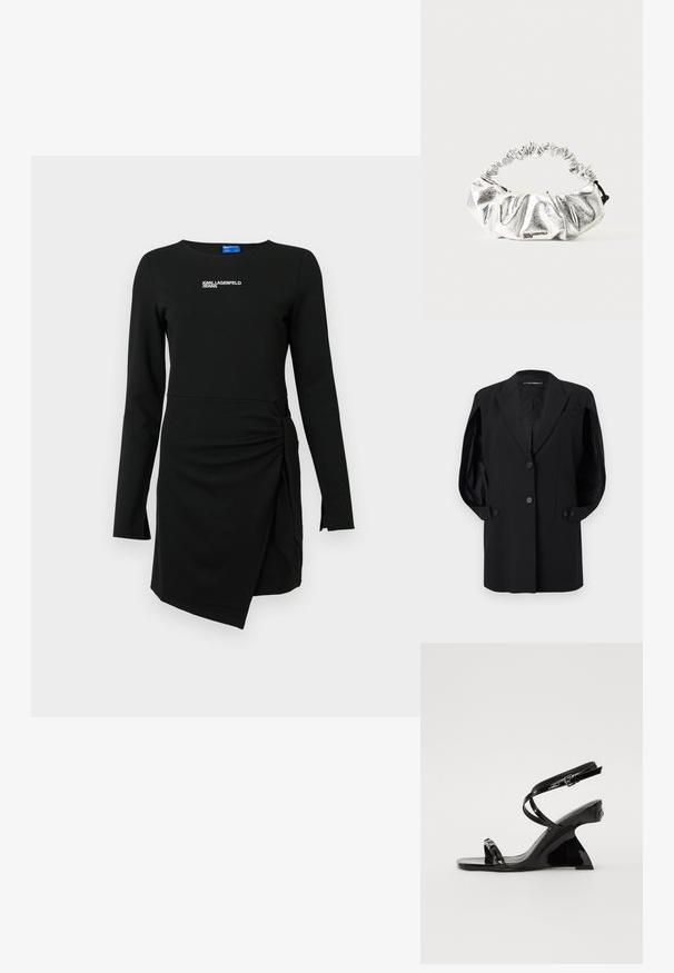 Schwarzer, maßgeschneiderter Blazer mit Kerbkragen, zwei vorderen Knöpfen, geknöpften Ärmelabschlüssen und einer Brusttasche, dargestellt auf weißem Hintergrund.; Schwarzes Langarmkleid mit Rundhalsausschnitt. Verfügt über einen asymmetrischen Saum, seitliche Bindegürtel und weißen Logotext auf der Brust. Weicher Stoff.; Schwarze Lackleder-Wedge-Sandale mit einem eleganten, offenen Zehendesign, dünnen Knöchelriemen und einem dekorativen Schnallenakzent.; Kleine metallische silberne Handtasche mit gerafftem Griff und Logo-Schriftzug auf der Vorderseite vor einfachem Hintergrund.