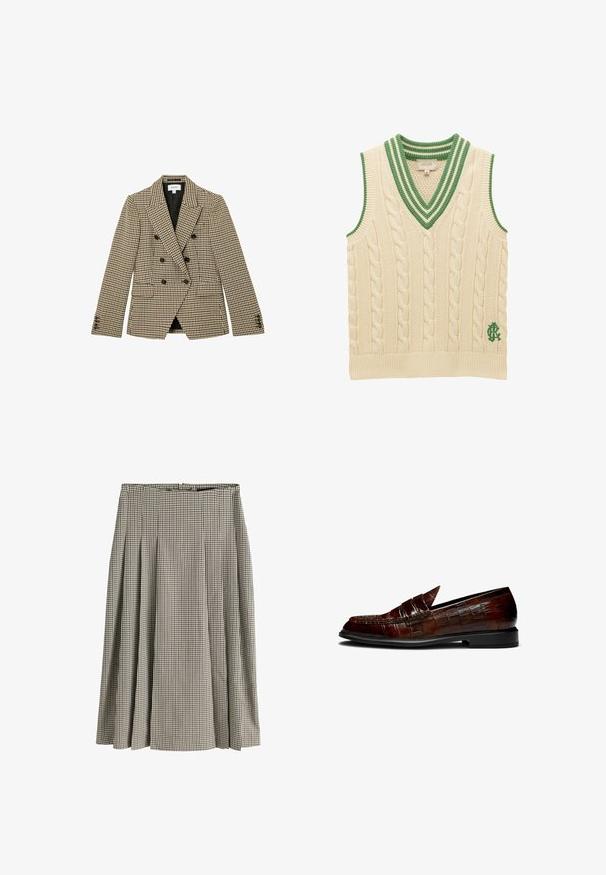 Blazer croisé marron et beige à motif pied-de-poule avec boutons noirs et revers crantés, poches avant à rabat et manches longues.; Gilet sans manches en maille torsadée crème avec un col en V rayé vert et un logo vert brodé près de l'ourlet.; Jupe plissée mi-longue avec motif pied-de-poule noir et blanc, taille haute et tissu structuré.; Mocassins en cuir marron avec une texture crocodile, présentant un talon bas et un design à bout pointu. Coutures d'accent le long des bords.