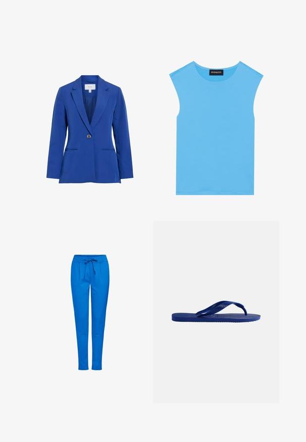 Blauwe op maat gemaakte blazer met een knoop, met inkeping revers en voorzakken met bies, gelabeld VILA, getoond op een witte achtergrond.; Blauw mouwloos topje van gladde stof, met een ronde halslijn en strakke lijnen, zonder extra versieringen of patronen.; Blauwe joggers gemaakt van een zachte stof, met een elastische tailleband met een trekkoord, twee voorzakken en een taps toelopend ontwerp.; Enkele blauwe teenslipper met gestructureerde zool en Y-vormige band, zijaanzicht op een effen witte achtergrond.