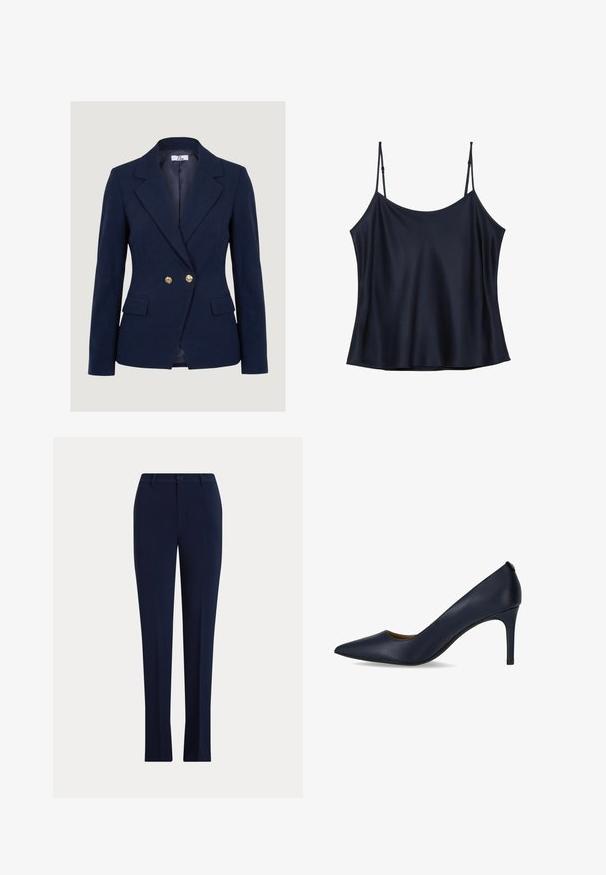 Mørkeblå skræddersyet blazer med to guldknapper, hakrevær, lange ærmer og to forlommer med klap, vist på en ensfarvet baggrund.; Sort ærmeløs camisole-top med tynde justerbare stropper og et glat, let skinnende stof.; Mørkeblå skræddersyede bukser med lige ben med knap og bælteholdere på en lys baggrund.; Mørkeblå højhælede pumps lavet af glat læder, med spidse tæer og en slank hæl. Enkelt design uden yderligere udsmykning.