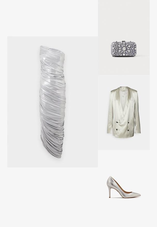 BITE Studios WEDDING FRAME - Blazer - tin; Robe argentée métallique sans bretelles avec tissu froncé et drapé, silhouette ajustée et asymétrique.; Escarpin argenté à talon haut avec un bout pointu, fabriqué en matériau métallique brillant, présentant un talon fin et une texture lisse.; Petit sac pochette rectangulaire gris foncé orné de strass clairs disposés en motif rayonnant, avec une bandoulière chaîne argentée.