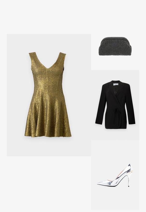 Sort skræddersyet blazer med bånd i taljen, hakkraver, lange ærmer og forlommer med kant, mærket Filippa K.; Gul palietkjole med V-udskæring, tætsiddende liv og yndig nederdel. Lavet af tekstureret materiale med en skinnende overflade. Uden ærmer.; Sølvmetallisk højhælet sko med spids snude og stiletthæl samt gyldent dekorativt element nær hælkappen, vist i profil mod en hvid baggrund.; Sort vævet clutch med metalliske accenter. Rund form, tekstureret overflade og samlet top. Kompakt design, egnet til aftenen.