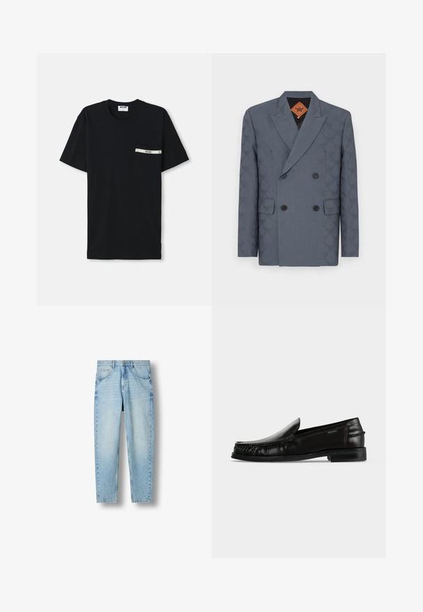 Dobbeltbrystet blazer i mørkegrå stof med et subtilt mønster, slagkrave, to forlommer og sorte knapper.; Sort bomulds T-shirt med korte ærmer, rund halsudskæring og en venstre lomme med en hvid stribe og logo detalje.; Lyseblå denimjeans med høj talje, fem lommer og knaplukning, vist mod en hvid baggrund.; Sort læder slip-on loafer med flettet detalje langs siderne og en lav hæl på en hvid baggrund.