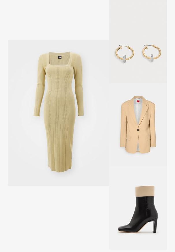 HUGO AGURA - Halflange jas - open beige; Gebreide jurk met lange mouwen in lichtbeige, met een vierkante halslijn, geribbelde textuur en verticale strepen. Strak aansluitend ontwerp met een lengte tot halverwege de kuit.; Zwarte leren enkelboot met een crème-accent aan de bovenkant, spitse neus en een hoge hak met zilverkleurige accenten. Gladde textuur zonder zichtbare patronen.; Paar goudkleurige creolen met kleine zilverkleurige lusdetail op elk, weergegeven tegen een lichtgrijze achtergrond.