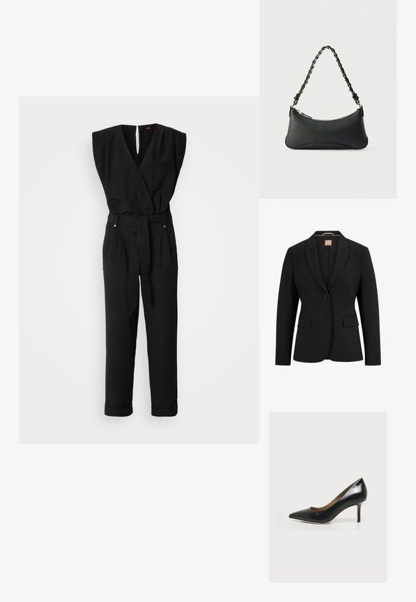 Sort blazer med en enkelt knaplukning, slå-om krave, to forlommer og en glat stoftekstur. Indvendigt er der et mærke.; Sort ærmeløs jumpsuit med en indviklet design, bælte i taljen, lige ben og V-udskæring. Har en nøglehul-rygåbning og sidelommer.; Sort læder højhælet pumpe med spids tå og slank hæl, vist fra siden på hvid baggrund.; Sort skuldertaske i læder med en buet rektangulær form, gyldent kæde vævet ind i en flettet sort rem og toplynlås.