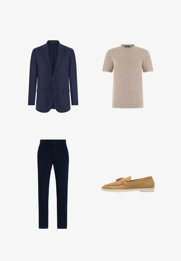 Einreihiger marineblauer Herrenblazer mit Kerbkragen, zwei vorderen Pattentaschen, einer Brusttasche und zwei Knöpfen.; Beige kurzärmeliges Strick-T-Shirt mit Rundhalsausschnitt und fein strukturiertem Stoff, dargestellt vor weißem Hintergrund.; Marineblaue Chinos aus einem weichen, strapazierfähigen Stoff. Mit Knopfverschluss, Gürtelschlaufen und geradem Bein-Design. Keine sichtbaren Muster.; Scarosso LEANDRO - Slipper - beige suede