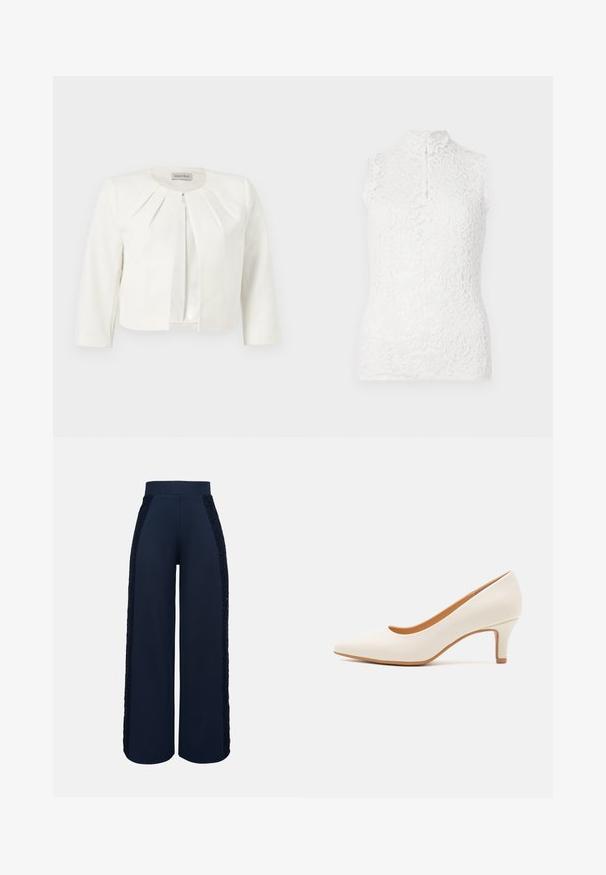 Hvid cropped blazer med trekvartlange ærmer og plisseret detaljer omkring kraven fra Anna Field.; Ærmeløs hvid blonde top med høj krave, blomstermønster og knaplukning foran på en ensfarvet baggrund.; Marineblå bukser med vide ben, høj talje og blonder langs ydersiden af begge ben.; Hvid læder højhælet sko med spids tå og en slank, let skrå hæl. Glat tekstur med et minimalistisk design og tan sål.