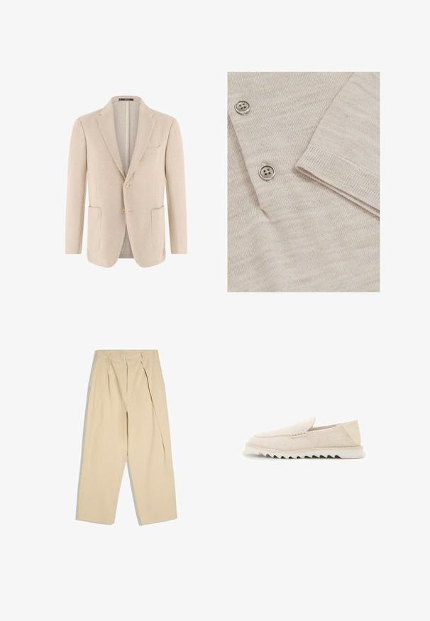 Lichtbeige herenblazer met twee opgestikte voorzakken, een twee-knoopsluiting aan de voorkant, en een notch-revers, van gestructureerde stof.; Lichtbeige cardigan met een fijne breistekstuur. Bevat drie metalen knopen en geribbelde boorden voor een gestructureerde afwerking.; Beige hoge taille broek met plooien aan de voorkant, knoop- en ritssluiting en brede rechte pijpen.; Beige suède instap loafer met gekartelde witte rubberen zool en glad hielstuk, zijaanzicht op witte achtergrond.