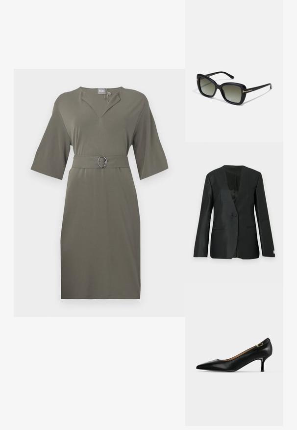 Zwarte blazer met een satijnen afwerking, enkele knoopsluiting, opstaande revers en licht gewatteerde schouders. Heeft twee zijzakken.; Korte mouw, jurk tot op de knie in olijfgroen, gemaakt van een gladde stof. Heeft een v-halslijn en een bijpassende riem met een ovale zilveren gesp.; Zwarte leren pumps met puntige neus, kitten heel en een klein gouden gespsluiting aan de achterkant op een lichtgrijze achtergrond.; Zwarte vierkante zonnebril met gradient lenzen, glanzende afwerking en gouden accenten op de armen. Heeft een prominent merklogo op het montuur.