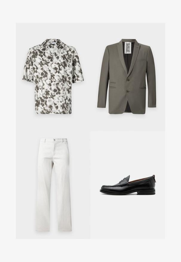 Grau blazer mit einer taillierten Passform, zwei Knöpfen, Reverskragen und seitlichen Taschen; glatte Textur mit einem dezenten Glanz.; Kurzärmliges Hemd mit Knöpfen aus leichtem Stoff, mit weißem Grund und abstraktem Muster in Schwarz und Grau sowie einem Reverskragen.; Helle graue Hose mit geradem Bein, aus einem glatten Stoff gefertigt, mit vorderer Knopfverschluss und Seitentaschen.; Schwarzer Leder-Herrenschuh mit Mokassinnaht, Penny-Riemen, strukturiertem Kragen und niedrigem gestapeltem Absatz auf weißem Hintergrund.
