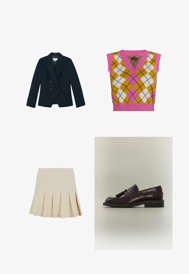Marineblauwe dubbelgeknoopte blazer met zes zwarte knopen, brede revers, klepzakken en knoopmanchetten, op maat gemaakt voor een aansluitende silhouet.; Gebreid mouwloos vest met een roze V-hals, ruitpatroon in geel, wit en roze, met contrasterende zwarte lijnen en een geribbelde zoom.; Beige geplisseerde rok met een aangesloten tailleband, gemaakt van een gladde stof. Kenmerkt zich door meerdere verticale plooien en een rechte zoom.; Donkerbruine leren loafer met franjes, lage hak en gestikte zool, vanaf de zijkant getoond op een neutrale achtergrond.