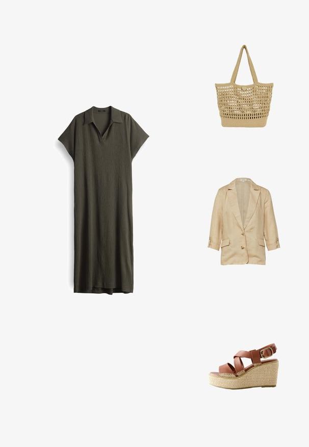 Beige linnen blazer met reverskraag, twee knopen aan de voorkant, 3/4 mouwen met knoopbandjes en twee klepzakken.; Olijfgroene jurk van textuurstof, met een kraag, korte mouwen en een losvallend ontwerp tot de enkels.; Bruine leren sleehaksandaal met gekruiste bandjes, gouden gesp en geweven beige plateauzool.; Beige geweven tote tas met open gebreid patroon, stevige bodem, twee schouderriemen en kleine ronde knoopsluiting bovenaan in het midden.
