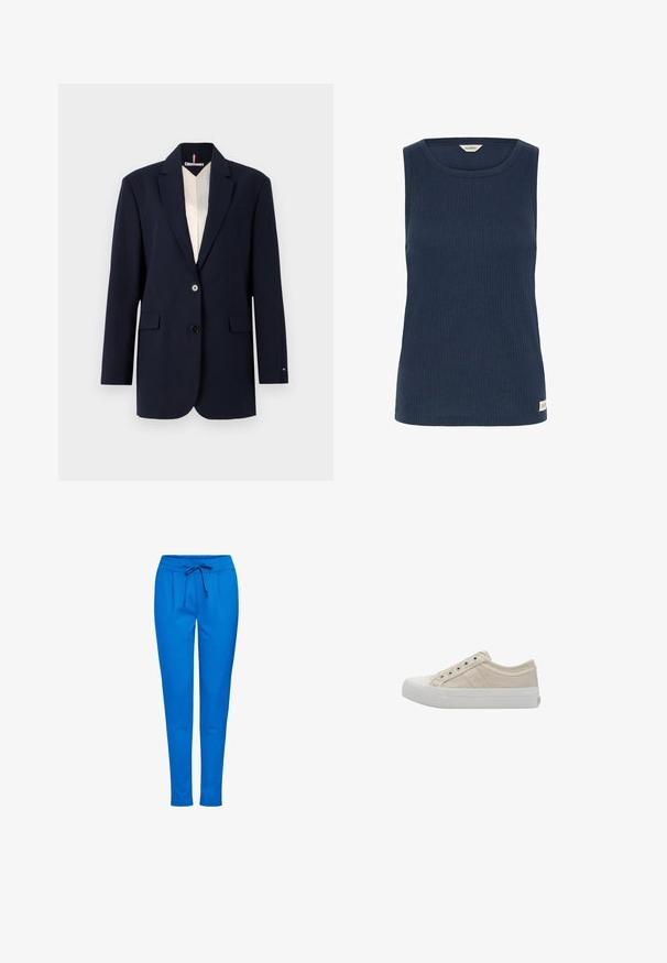 Marineblazer med to knapper, notch-lapel og forlommer. Har et kontrasterende indre foret i creme. Skræddersyet pasform og glat tekstur.; Marineblå ærmeløs top i ribbet stof med rund halsudskæring og et lille mærkelabel nederst til højre. Blød tekstur og tætsiddende pasform.; Blå joggingbukser lavet af blødt stof, med elastisk talje og snøre, to forlommer og smal bendesign.; Beige lærredssneakers med rund tå, hvid gummisål og fem metaløjer til snørebånd. Simpelt design med syede accenter.