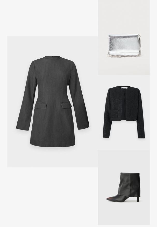 Zwart gestructureerd cropped blazer met lange mouwen, open voorkant en twee opgestikte voorzakken.; Grijze op maat gemaakte jurk met lange mouwen, ronde hals en twee voorzakken. Gemaakt van gestructureerde stof, met een strak en gestructureerd ontwerp.; Zwarte enkellaars van glad leer met een puntige neus en een taps toelopende hak. Het bovenwerk heeft een licht geplooid ontwerp.; Kleine rechthoekige zilverkleurige metalen tas met een kettingriem die rust op een lichte ondergrond, gesloten klep naar voren gericht.