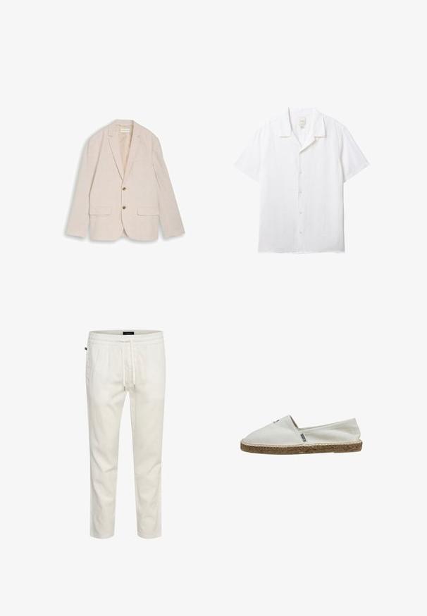 Blazer beige de hombre con solapas con muesca, dos botones marrones, bolsillos con solapa y bolsillo en el pecho, colocado plano sobre fondo blanco.; Camisa blanca de manga corta con botones, cuello estilo campestre y etiqueta visible de Calvin Klein en el interior del escote.; Joggers ligeros de algodón blanco con cintura elástica, cierre con cordón y un corte relajado. Textura suave sin patrones ni acentos.; Alpargata blanca de lona con suela de yute y etiqueta lateral, mostrada de perfil sobre un fondo blanco.