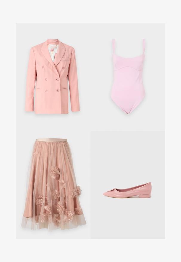 Blazer rose à double boutonnage avec revers notés, deux poches avant et six boutons assortis ; tissu lisse et coupe ajustée.; Good American TANK - Débardeur - flora; Jupe en tulle rose pâle avec une ceinture en satin. Comprend plusieurs couches de tissu transparent et des appliqués floraux en trois dimensions sur toute la surface.; Ballerine plate en cuir verni rose avec bout pointu, ornée d'un petit nœud sur le cou-de-pied et un talon carré bas.
