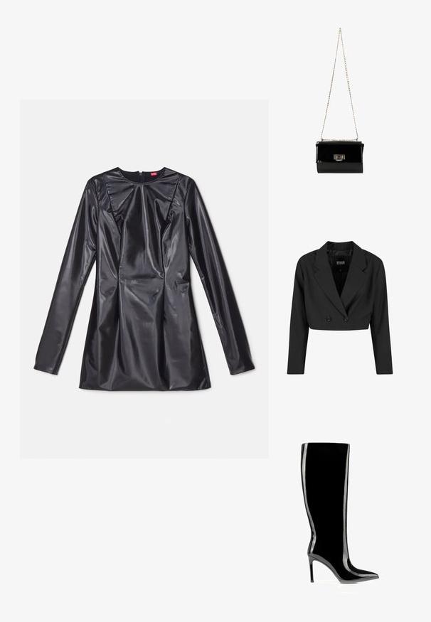 Schwarze, taillierte Blazerjacke aus glattem Stoff. Verfügt über eine doppelte Knopfleiste mit zwei schwarzen Knöpfen und scharfen Revers. Mit langen Ärmeln.; 032c TRAPEZE TOO TIGHT MINI DRESS - Cocktailkleid/festliches Kleid - black luster; Schwarzer kniehoher Stiefel aus Lackleder mit spitzer Zehenpartie und Stilettabsatz, schlanker und glänzender Oberfläche.; Schwarz glänzende Handtasche aus Lackleder mit einem goldenen Kettenriemen, rechteckige Form, mit einem Verschluss mit Klappe und einem metallischen Logo-Akzent.