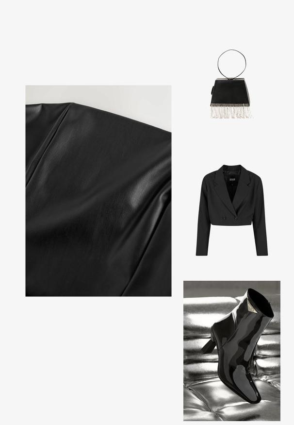 Blazer negro cortado hecho de tela suave. Presenta un frente de doble botonadura con dos botones negros y solapas afiladas. Incluye mangas largas.; Tejido de cuero sintético negro con una textura suave y un leve brillo, que presenta suaves pliegues y un ligero patrón de grano.; Botín de charol negro hasta el tobillo con punta afilada y tacón cuadrado. Cuenta con una placa de logo dorada y un acabado suave y brillante.; Bolso de mano negro de cuero con una superficie texturizada, forma de pirámide y un detalle de flecos plateados en la parte inferior. Presenta un asa circular.