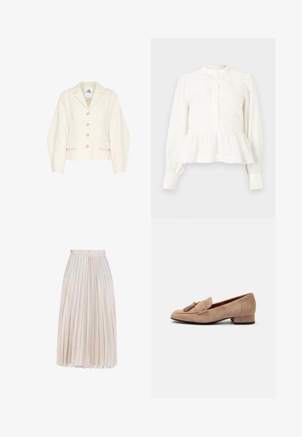 Cremefarvet cropped jakke med en struktureret krave, lange ærmer og store knapper. Har for lommer og et tekstureret stof.; Hvid, langærmet bluse med rynkede frontpaneler, bandkrave, knapstolpe og samlet peplumkant.; Plisseret midi-sko i lyse beige stof, med elastisk talje og flydende design, hvor lodrette plisseringer tilføjer tekstur og bevægelse.; Beige ruskind loafer med lav hæl og kvastdekoration foran samt rundet tå, vist fra siden på en hvid baggrund.