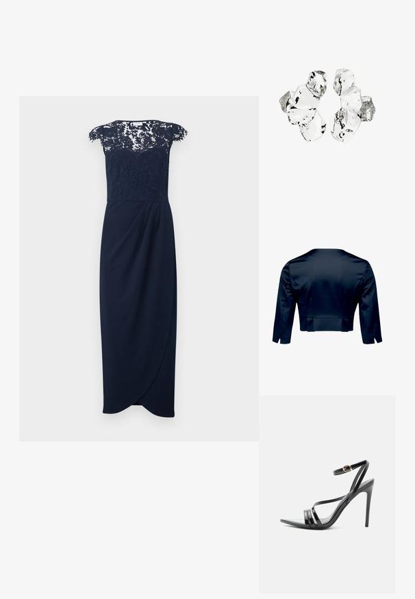 Dunkel marineblaue, kurz geschnittene Jacke mit langen Ärmeln, von hinten auf weißem Hintergrund gezeigt.; Marineblaues, ärmelloses Midikleid mit Spitzenoberteil, Herzausschnitt und Wickelrock mit dezenten Falten.; Schwarze Sandale mit hohem Absatz und dünnen Riemen über den Zehen und am Knöchel, mit einer goldenen Schnalle an einem schlanken Stiletto-Absatz.; Cluster von sechs unregelmäßig geformten, transluzenten und reflektierenden glasähnlichen Stücken, angeordnet auf weißem Hintergrund.