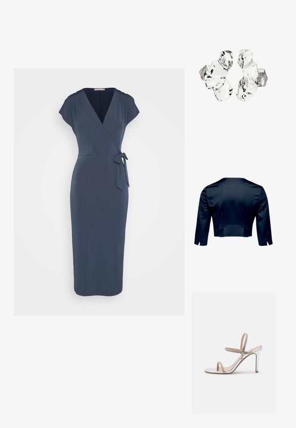 Mørk marineblå kort jakke med lange ærmer, vist bagfra på en hvid baggrund.; Anna Field by Zalando Jerseykjole - dark blue; Madden Girl WISE - Højhælede sandaletter / Højhælede sandaler - silver; Klynge af seks uregelmæssigt formede, gennemsigtige og reflekterende glaslignende stykker arrangeret på en hvid baggrund.