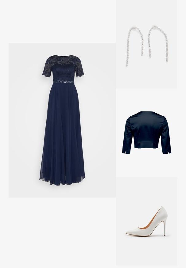 Dunkel marineblaue, kurz geschnittene Jacke mit langen Ärmeln, von hinten auf weißem Hintergrund gezeigt.; Nachtblaues Abendkleid mit einem Spitzenoberteil und kurzen Ärmeln, akzentuiert durch einen perlenbesetzten Gürtel. Fließender Rock mit einer geschichteten, weichen Textur.; Weiße Lackleder-Pumps mit hohen Absätzen, einer spitzen Zehenpartie und einem schlanken Stiletto-Absatz, die eine glatte Textur und ein beiges Innenleben aufweisen.; Silberohrringe mit herabhängenden Ketten, die mehrere klare Edelsteine in einem linearen Muster angeordnet haben und einen schimmernden Effekt bieten.